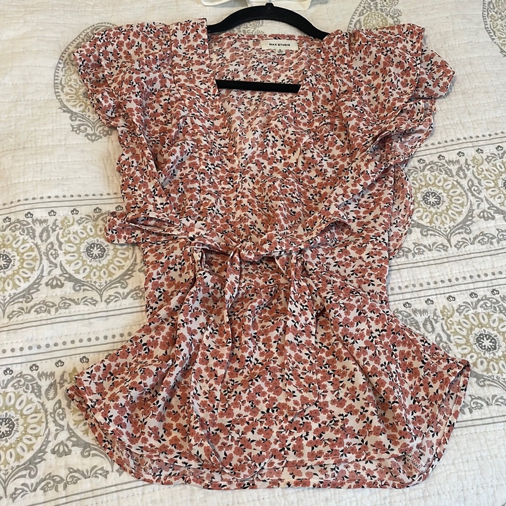 Max studio Vneck tie waist blouse